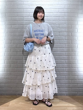 「LOWRYS FARM（ローリーズファーム）のメランジロゴTEE　1048840（Tシャツ/カットソー、グレー系）」を使った、まなみんさん（レディース・164cm）の夏コーディネート