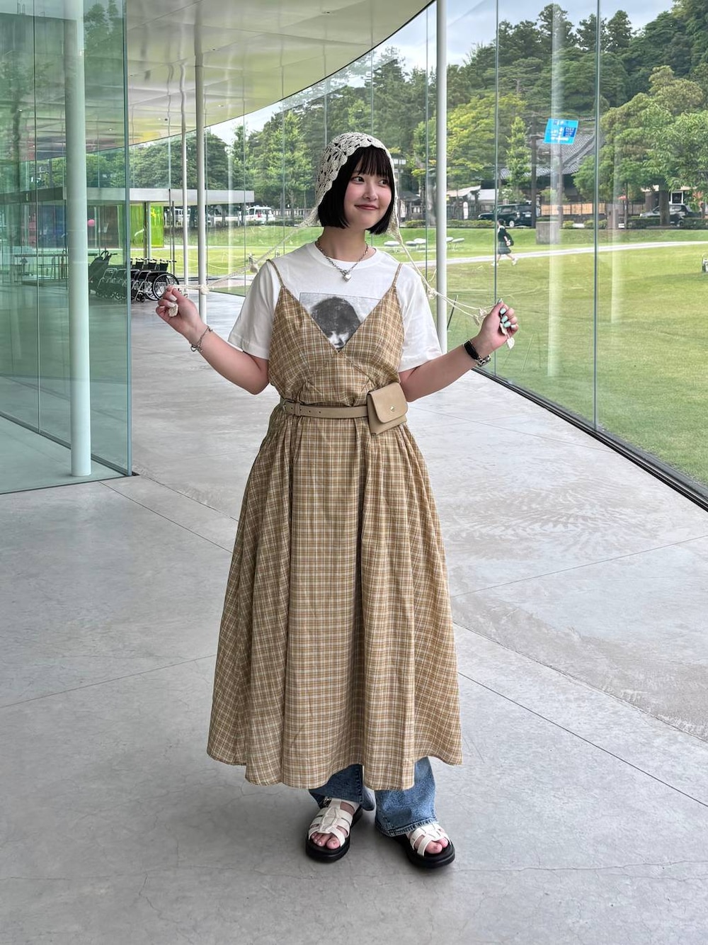 ホワイト系のサンダル、イエロー系のワンピース、ホワイト系のTシャツ/カットソーを着用したレディースの夏コーディネートの1枚目の写真