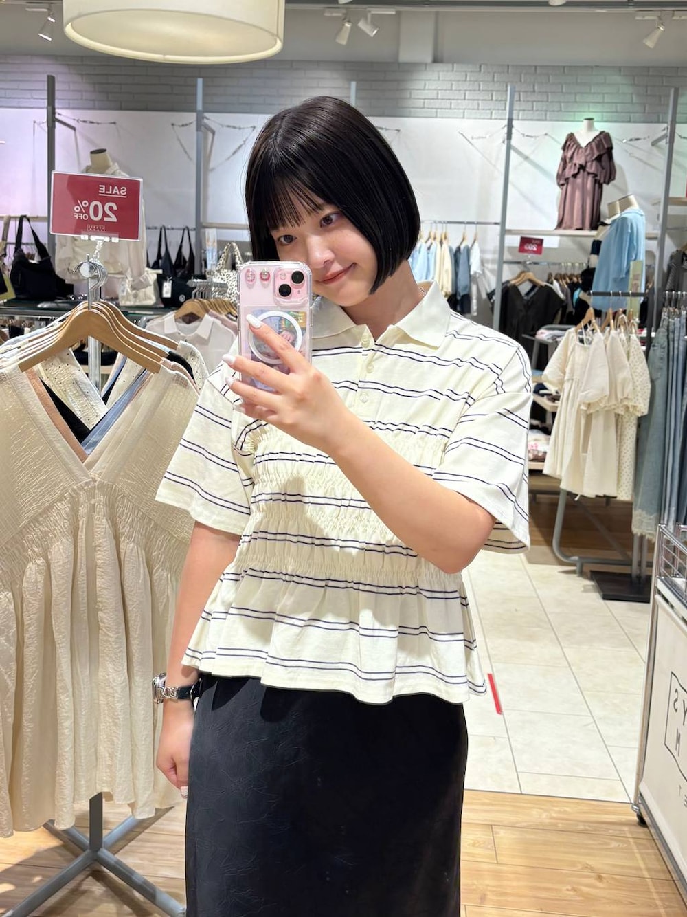 ブラック系のスカート、ブラウン系のサンダル、ホワイト系のTシャツ/カットソーを着用したレディースの夏コーディネートの1枚目の写真