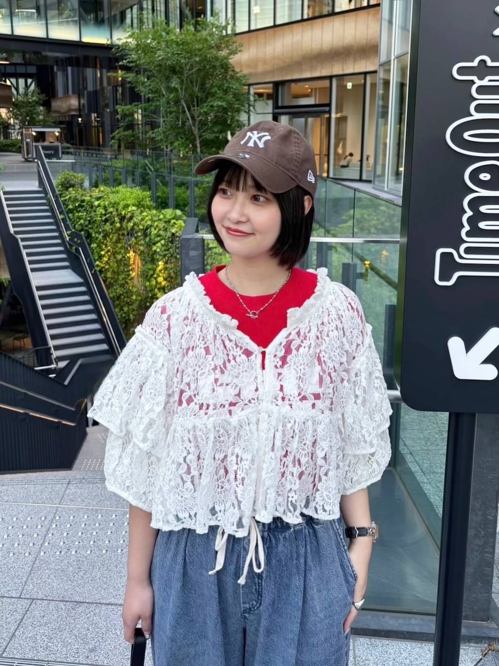 ブルー系のデニムパンツ、ホワイト系のシャツ/ブラウスを着用したレディースの春コーディネートの1枚目の写真