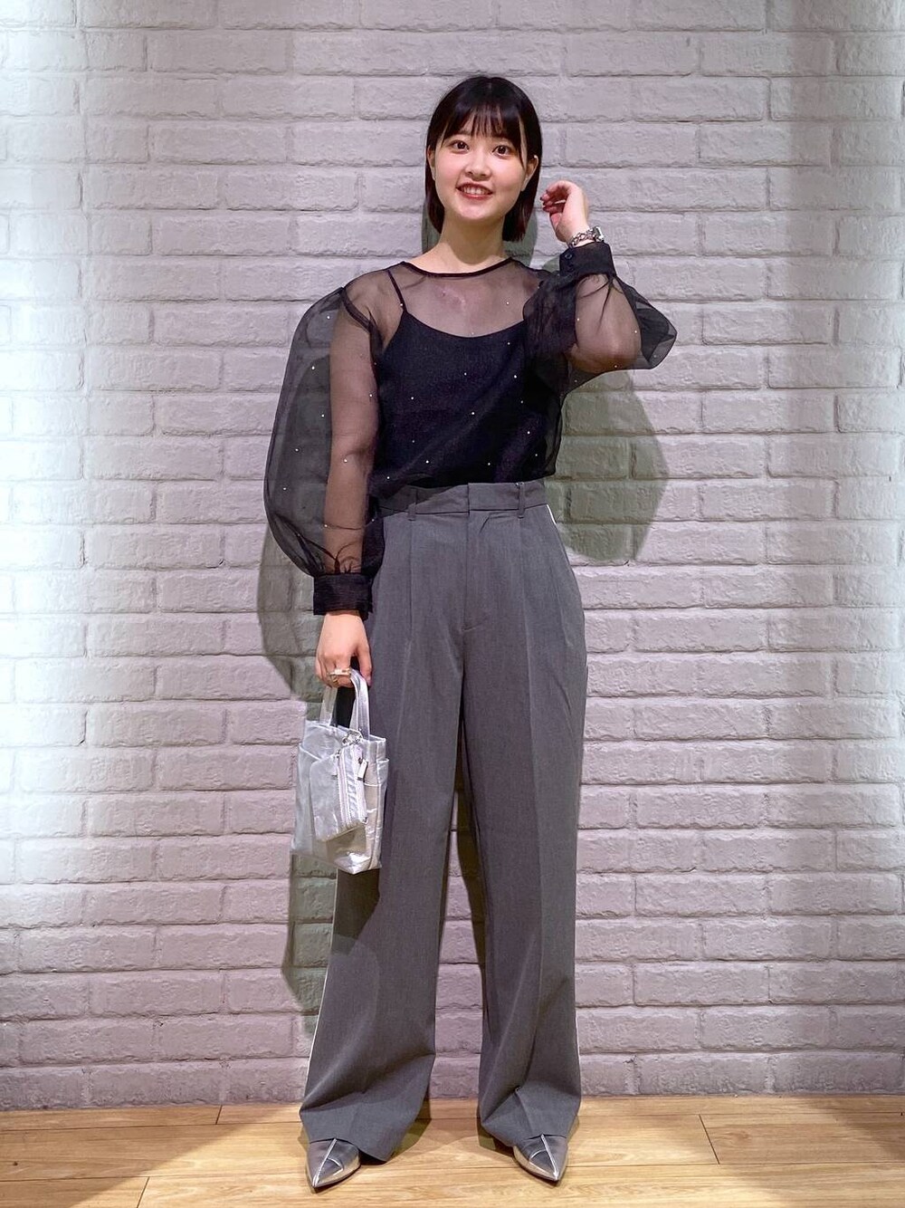 ブラック系のキャミソール、グレー系のその他パンツ、シルバー系のパンプスを着用したレディースの秋コーディネートの1枚目の写真