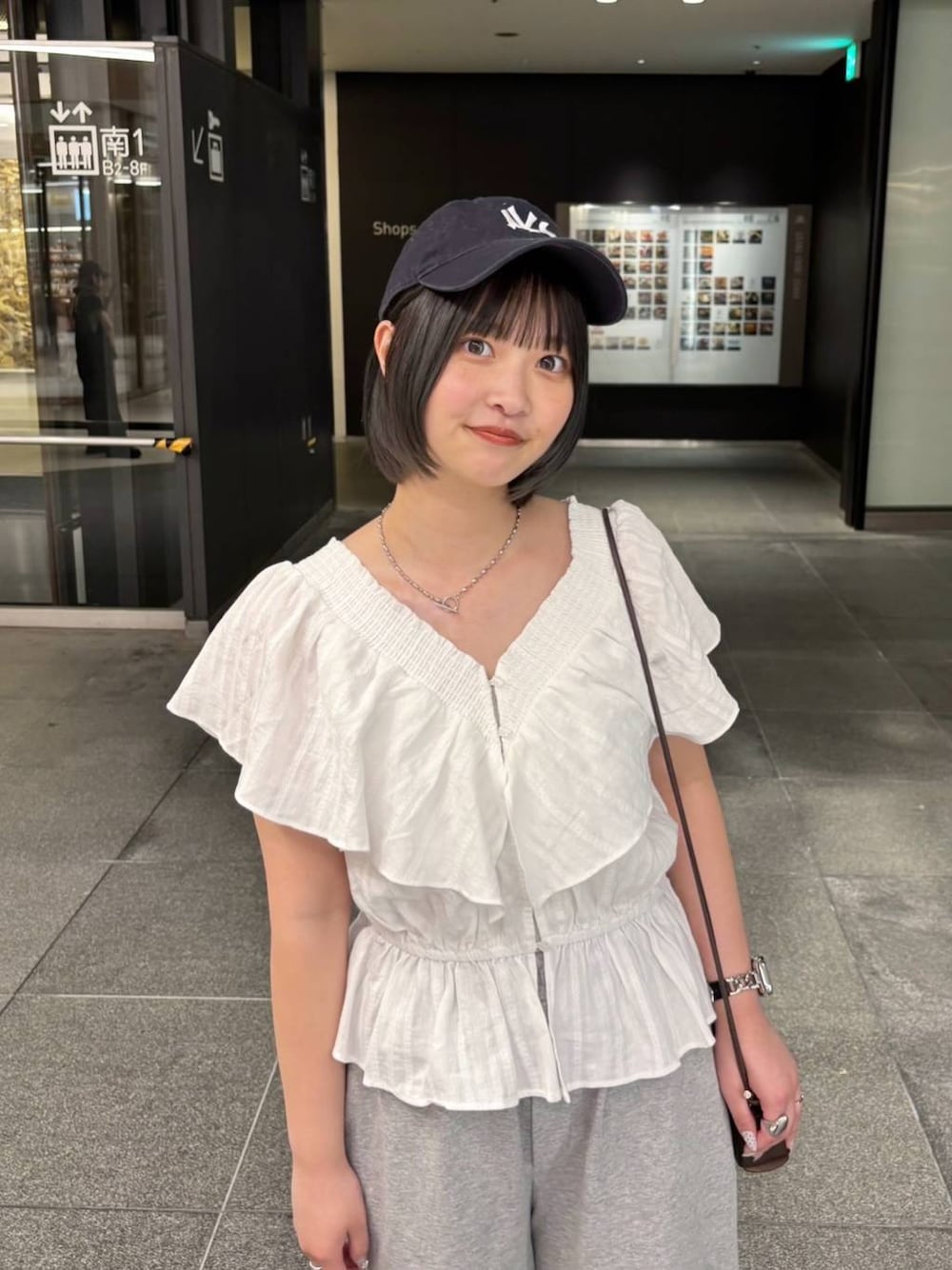 ホワイト系のシャツ/ブラウス、グレー系のスウェットパンツを着用したレディースの春コーディネートの1枚目の写真
