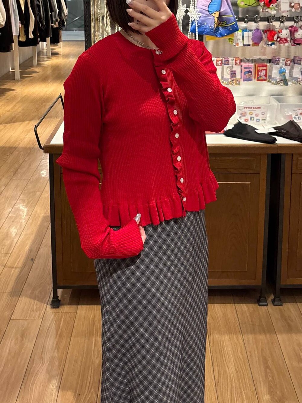 ブラック系のローファー、レッド系のTシャツ/カットソー、グレー系のスカートを着用したレディースの冬コーディネートの1枚目の写真