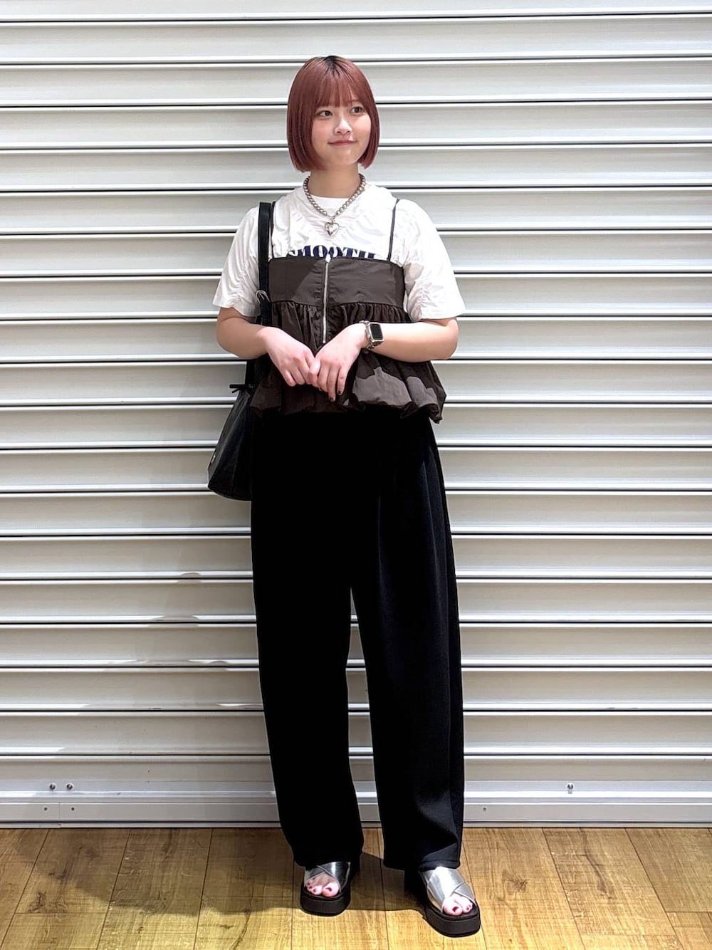 「カジュアル、体型カバー、着痩せ・細見え、デート/ロマンティック、夏コーデ、ローリーズスタイル_LOWRYS FARM、Tシャツ、スウェット、ロングスカート、LOWRYS FARM、サンダル、ブラウス」｜「LOWRYS FARMのカンドウフィットクロスサンダル　 283658（サンダル、シルバー系）」を使った、まなみんさん（レディース・164cm）の夏コーディネートの1枚目の写真