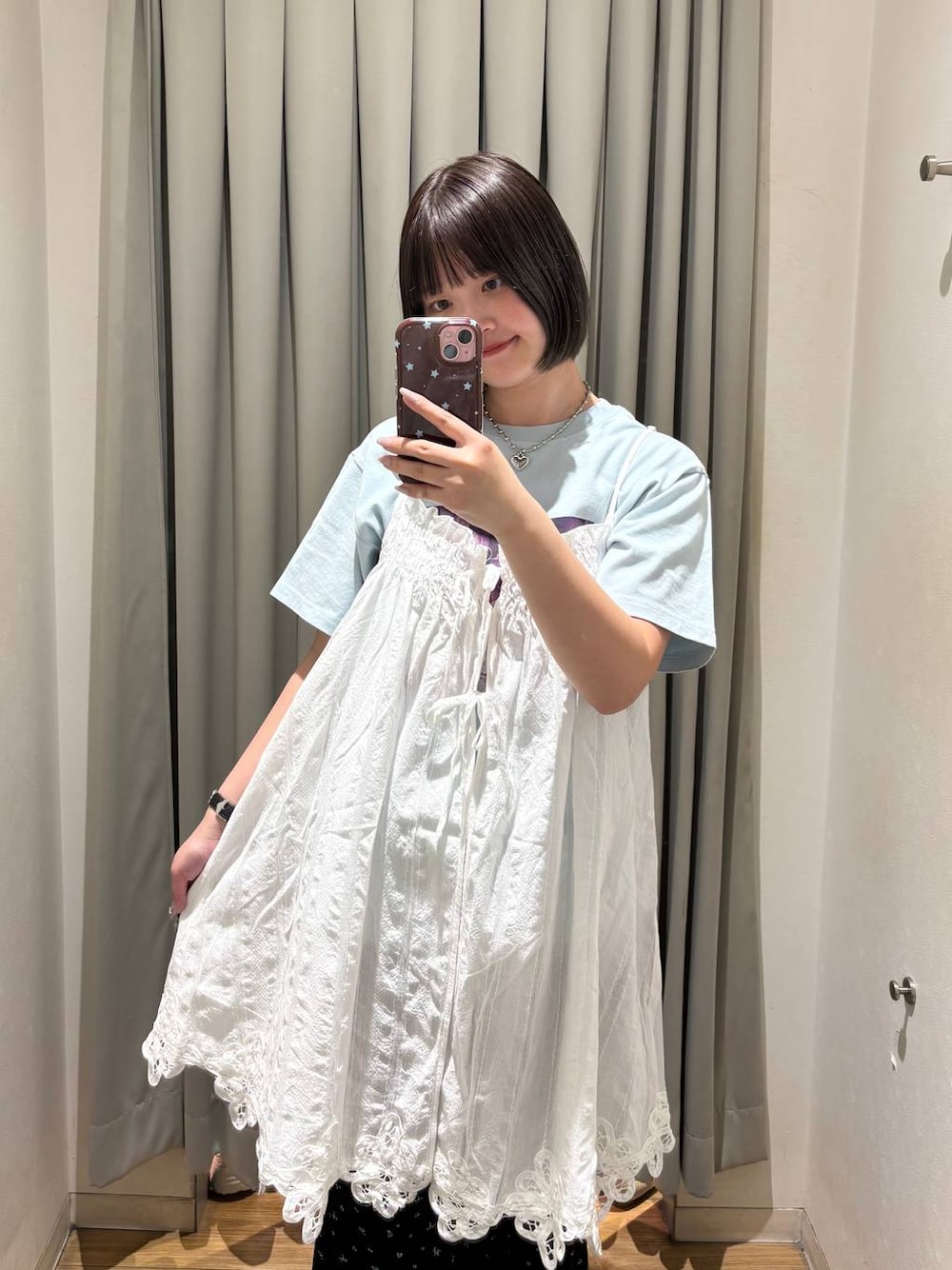 ブラック系のサンダル、ブラック系のその他パンツ、ホワイト系のワンピースを着用したレディースの春コーディネートの1枚目の写真