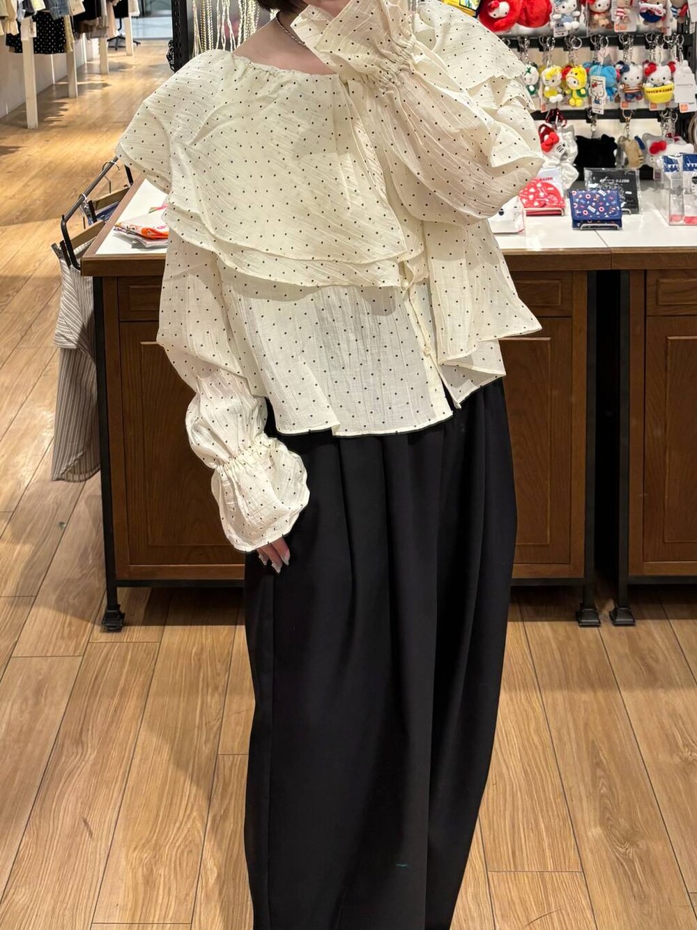 ブラック系のその他パンツ、ブラウン系のローファーを着用したレディースの春コーディネートの1枚目の写真