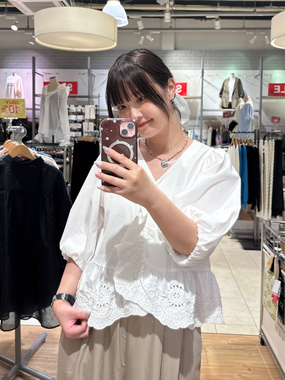 ベージュ系のその他パンツ、ブラック系のサンダル、ホワイト系のシャツ/ブラウスを着用したレディースの夏コーディネートの1枚目の写真