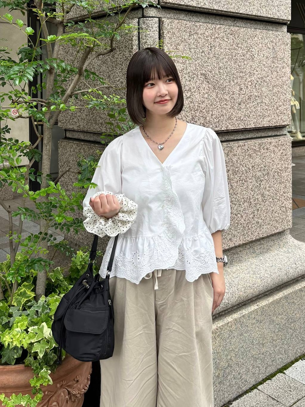 ベージュ系のデニムパンツ、ブラック系のサンダル、ホワイト系のシャツ/ブラウスを着用したレディースの夏コーディネートの1枚目の写真
