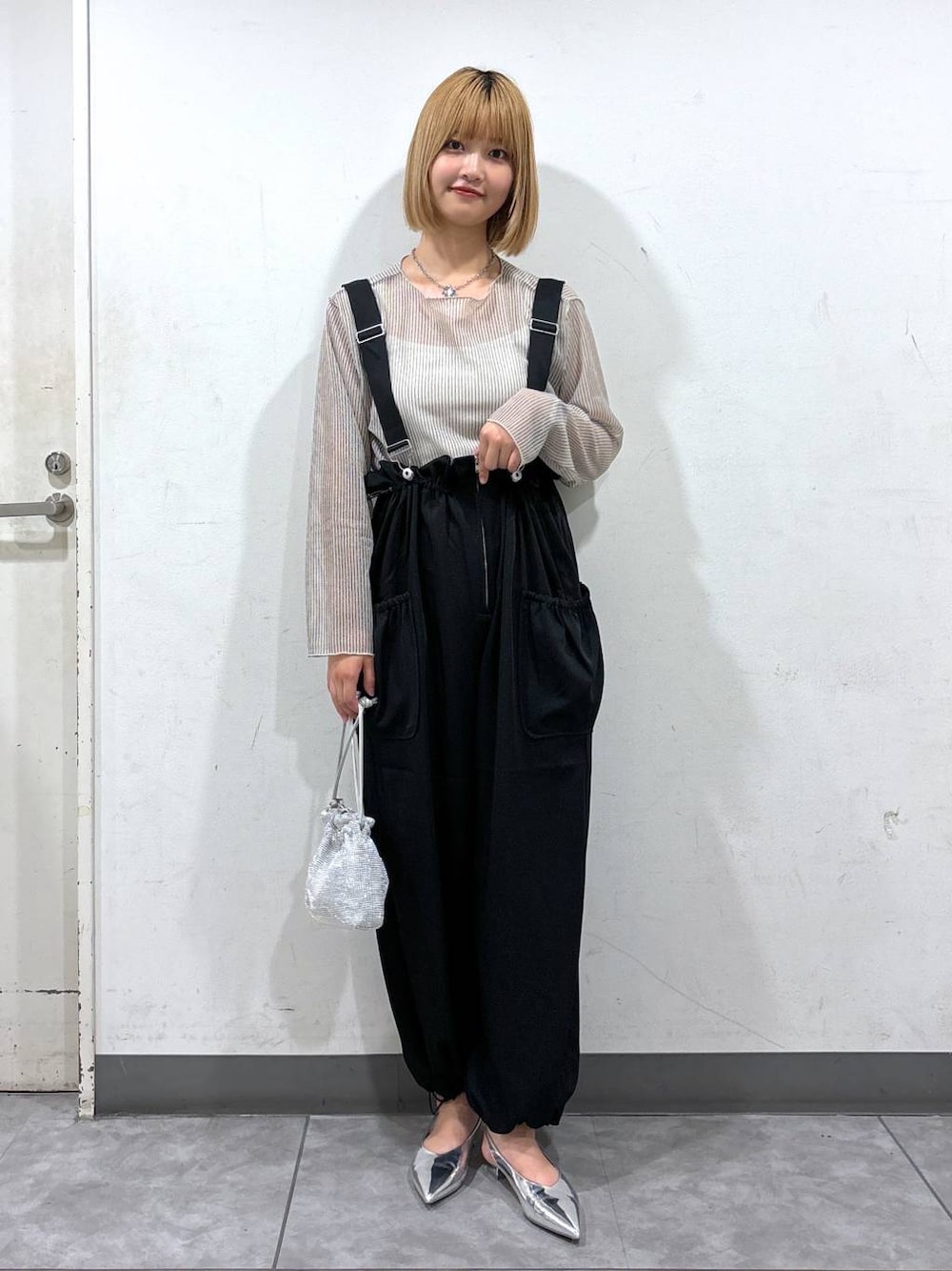 シルバー系のパンプス、ホワイト系のTシャツ/カットソー、ブラック系のワンピースを着用したレディースの夏コーディネートの1枚目の写真