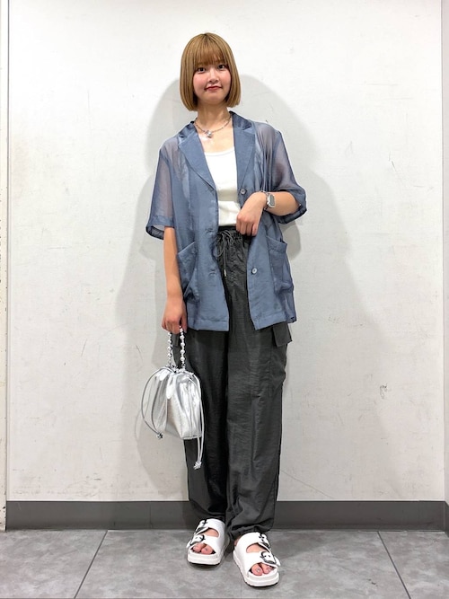 LOWRYS FARM イオンモール伊丹まなみんさんのカーゴパンツ「ダブルウエストカーゴパンツ 109244(LOWRYS FARM|ローリーズファーム)」を使ったコーディネート