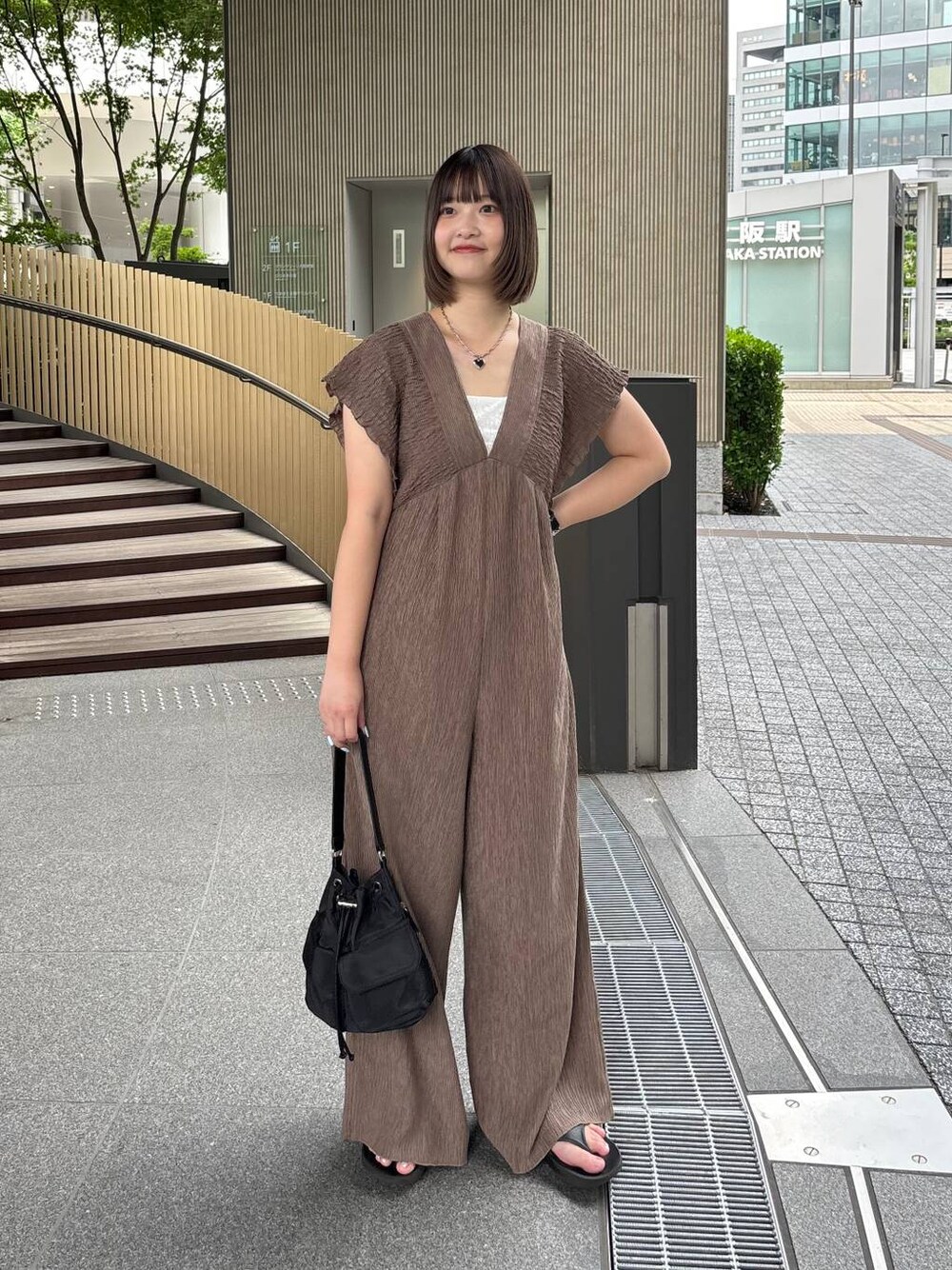 ベージュ系のサロペット/オーバーオールを着用したレディースの夏コーディネートの1枚目の写真