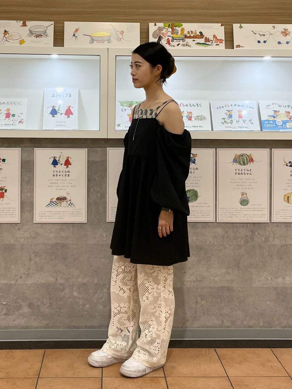「ミニワンピ、おでかけコーデ、NIKE、Kastane、パンツスタイル、レース、ジャガード、インナー、シンプルコーデ、シンプル、モノトーンコーデ、モノトーン、スニーカー、ワンピース、パンツコーデ」｜「Kastaneの【サイズ展開あり/SET UP対応】レースパンツ（その他パンツ、ホワイト系）」を使った、ayakaさん（レディース・160cm）の秋コーディネートの1枚目の写真