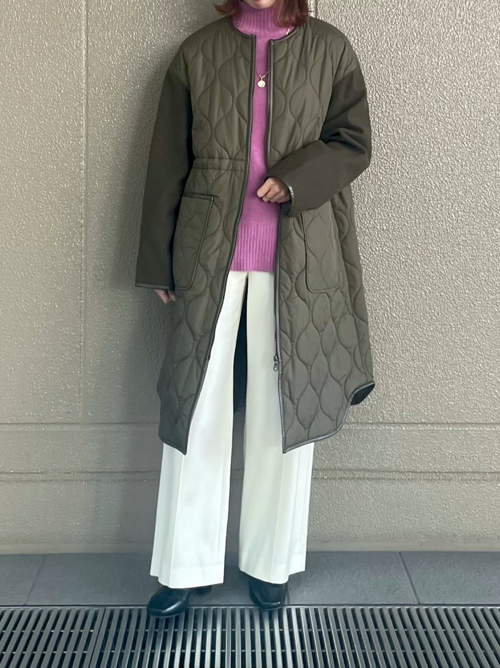 「カジュアルコーデ、オトナ女子、キルティングジャケット、BEAMS、ウールパンツ、ピンク、タートルネック、キレイめ、きれいめカジュアル、今日のコーデ」｜「green label relaxingのヘアリー ハイネック プルオーバー ニット（ニット/セーター、ピンク系）」を使った、Junoさん（レディース・159cm）の秋コーディネートの1枚目の写真