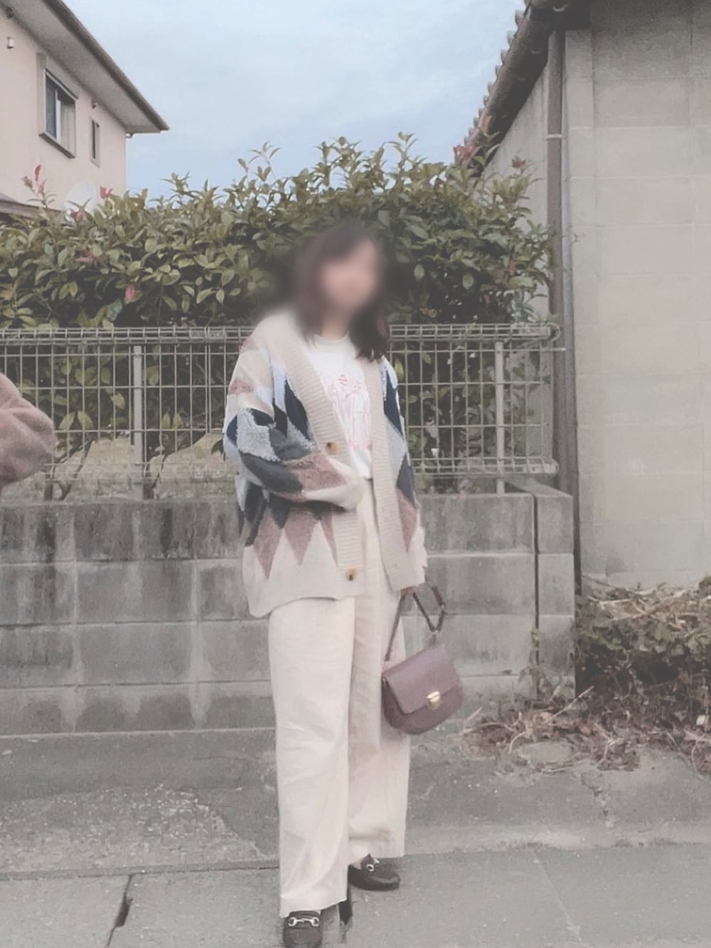 「秋のコーデ、カジュアルコーデ、だぼだぼ、ベージュ、おしゃれさんと繋がりたい、低身長、アーガイル柄、カーディガン、chacocloset、ローファー」｜「Chaco closetのビッグシルエットアーガイル柄ルーズカーディガン（カーディガン/ボレロ、ホワイト系）」を使った、vi-viさん（レディース・157cm）の秋コーディネートの1枚目の写真