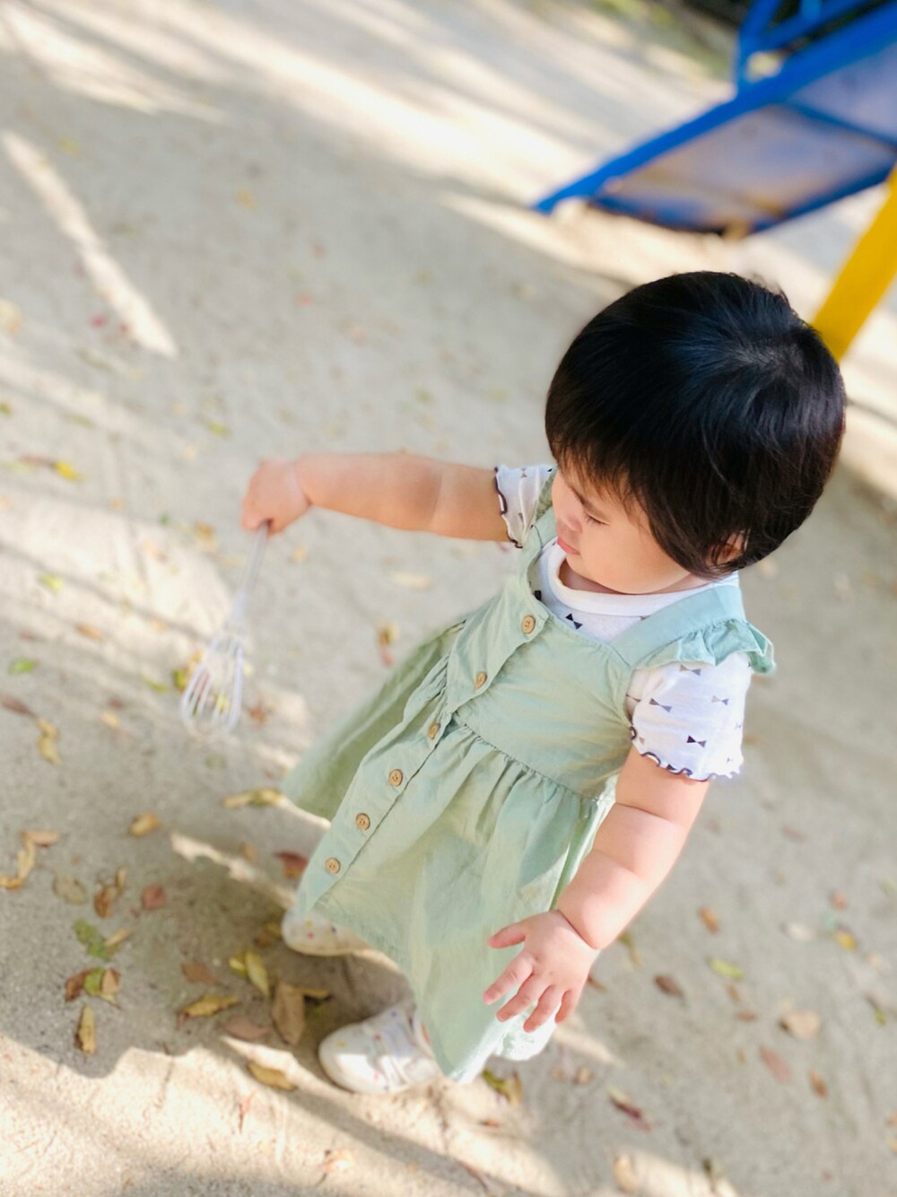 「ワンピース、プチプラ、公園スタイル、キッズファッション、おんなのこコーデ」｜「西松屋のアイテム（ロンパース、ホワイト系）」を使った、yuyuさん（キッズ・90cm）の秋コーディネートの1枚目の写真