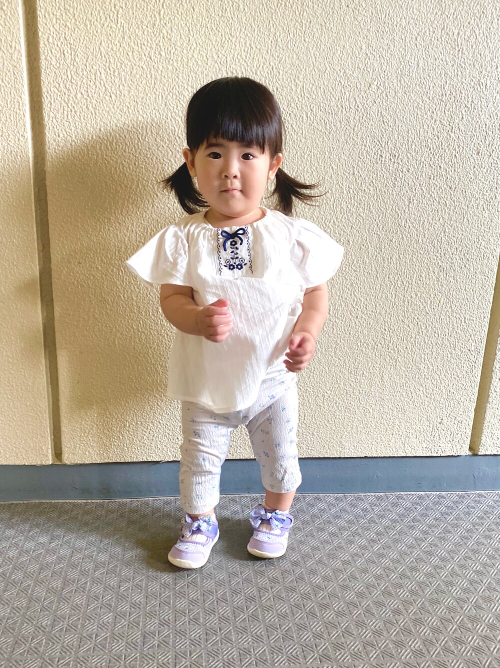 ホワイト系のシャツ/ブラウス、パープル系のサンダル、ブルー系のレギンス/スパッツを着用したキッズの春コーディネートの1枚目の写真