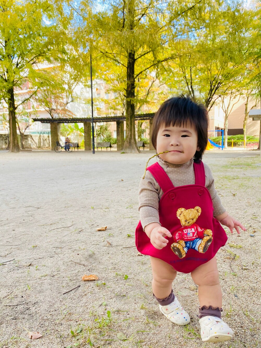 「キッズコーデ、くまさん、公園、ポロベアー、秋冬コーデ、おんなのこ」｜「U.S. POLO ASSN.のアイテム（サロペット/オーバーオール、レッド系）」を使った、yuyuさん（キッズ・70cm）の秋コーディネートの1枚目の写真