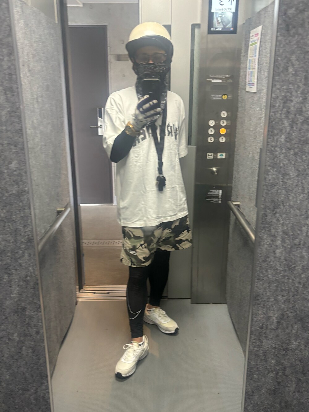 「THRASHERのアイテム（Tシャツ/カットソー、ホワイト系）」を使った、proofofgoldさん（メンズ・171cm）の秋コーディネートの1枚目の写真
