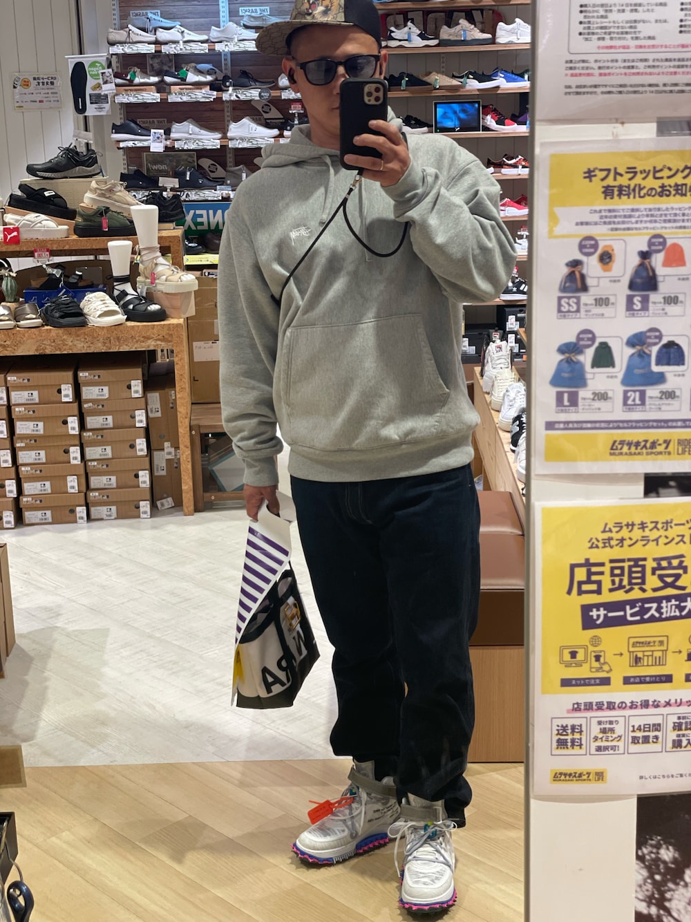 「オトナカジュアル、お洒落さんとつながりたい、シンプル、デニムパンツ、カジュアル、カジュアルコーデ、低身長コーデ、キャップ、メガネ男子、休日コーデ、パーカー、30代コーデ、40代コーデ、40代ストリート、40代男性」｜「GUCCIのGUCCI グッチ オリジナルGGキャンバス ベースボールキャップ（キャップ、ベージュ系）」を使った、proofofgoldさん（メンズ・171cm）の春コーディネートの1枚目の写真