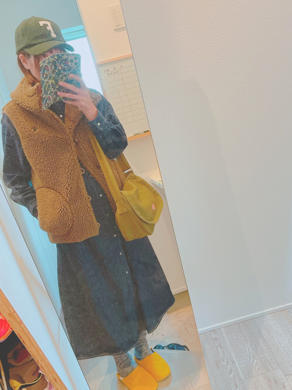 「大人カジュアル、シャツワンピ、ベスト、冬コーデ、ジムフレックス、キャップ女子、カジュアルコーデ、休日スタイル」｜「GYMPHLEXのGYMPHLEX　T/A ボアフードベスト（その他アウター、ブラウン系）」を使った、pokoさん（レディース・161cm）の秋コーディネートの1枚目の写真