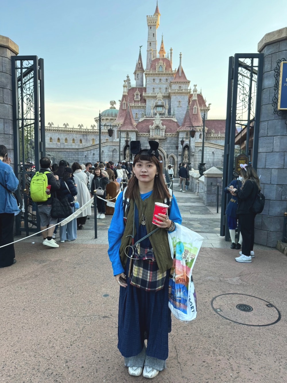 「disney、Disneyland、TOKYO」｜「Engineered Garmentsのアイテム（ショルダーバッグ、その他）」を使った、Hsuanさん（レディース・157cm）の春コーディネートの1枚目の写真