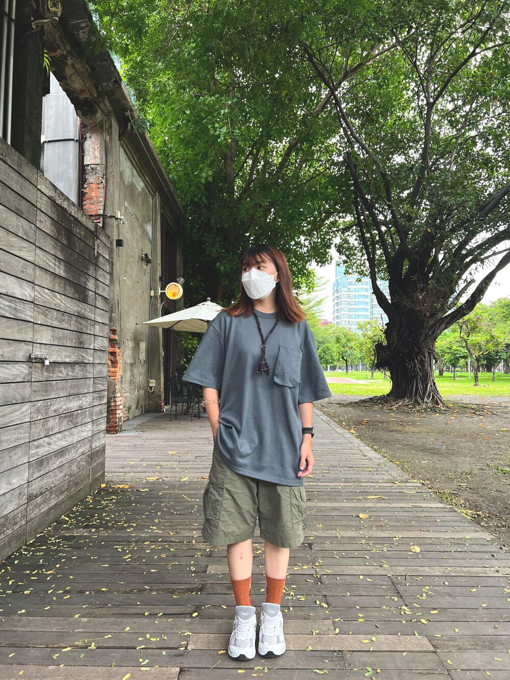 「駁二」｜「GoopiMadeのアイテム（Tシャツ/カットソー、グリーン系）」を使った、Hsuanさん（レディース・157cm）の春コーディネートの1枚目の写真