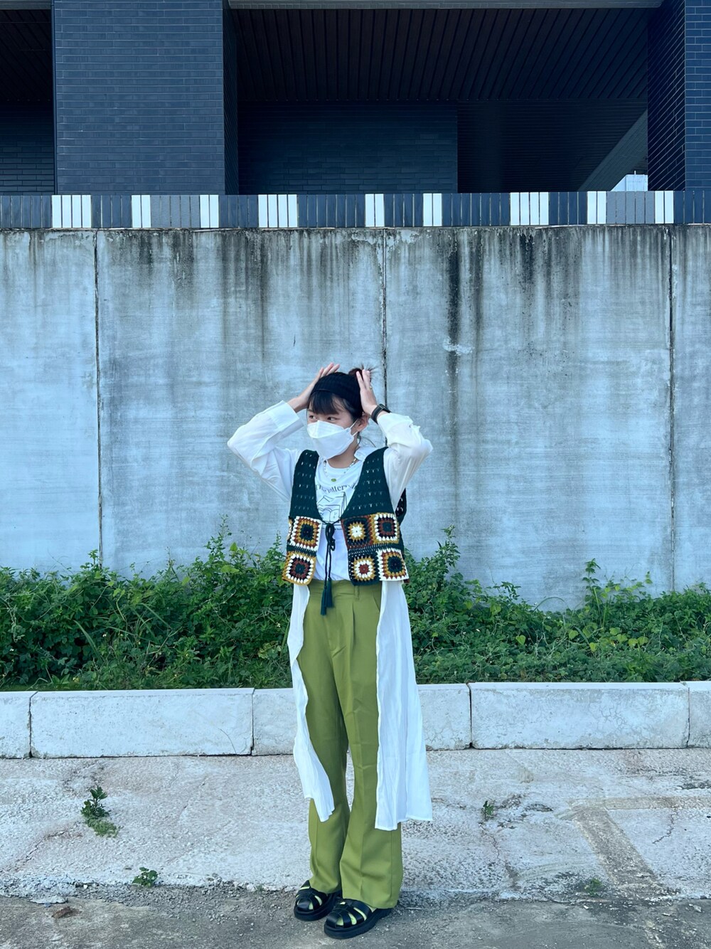 「The Buttersのアイテム（Tシャツ/カットソー、ホワイト系）」を使った、Hsuanさん（レディース・157cm）の春コーディネートの1枚目の写真