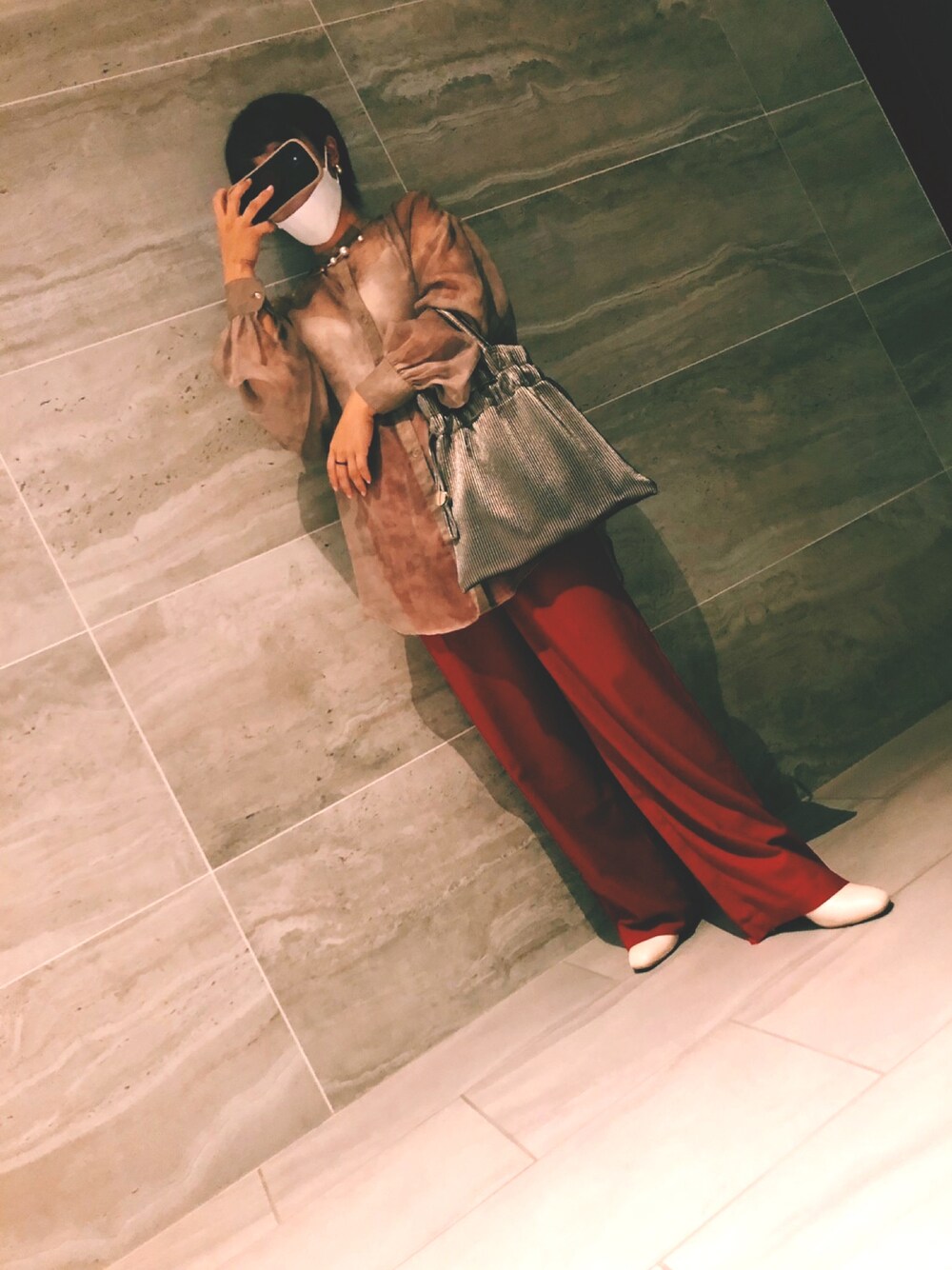 「みなとみらい、シャツスタイル、秋服、赤パンツ、シースルートップス」｜「link_officialのアイテム（パンツ、レッド系）」を使った、みさモンさん（レディース・155cm）の秋コーディネートの1枚目の写真