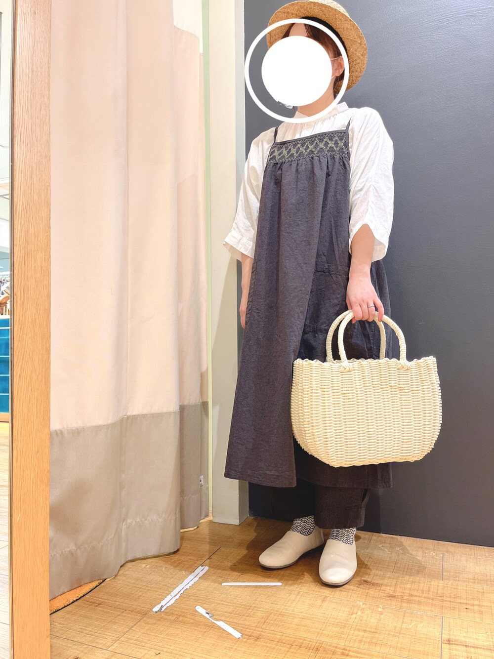「大人カジュアル、シンプル、夏コーデ、低身長、モノトーン、サマンサモスモス(Samansa Mos2)、エプロン、ナチュラル、カンカン帽、チュニック、ママコーデ」｜「Samansa Mos2の太リボンカンカン帽（ハット、ブラック系）」を使った、ﾓ ﾓ ｺさん（レディース・150cm）の春コーディネートの1枚目の写真