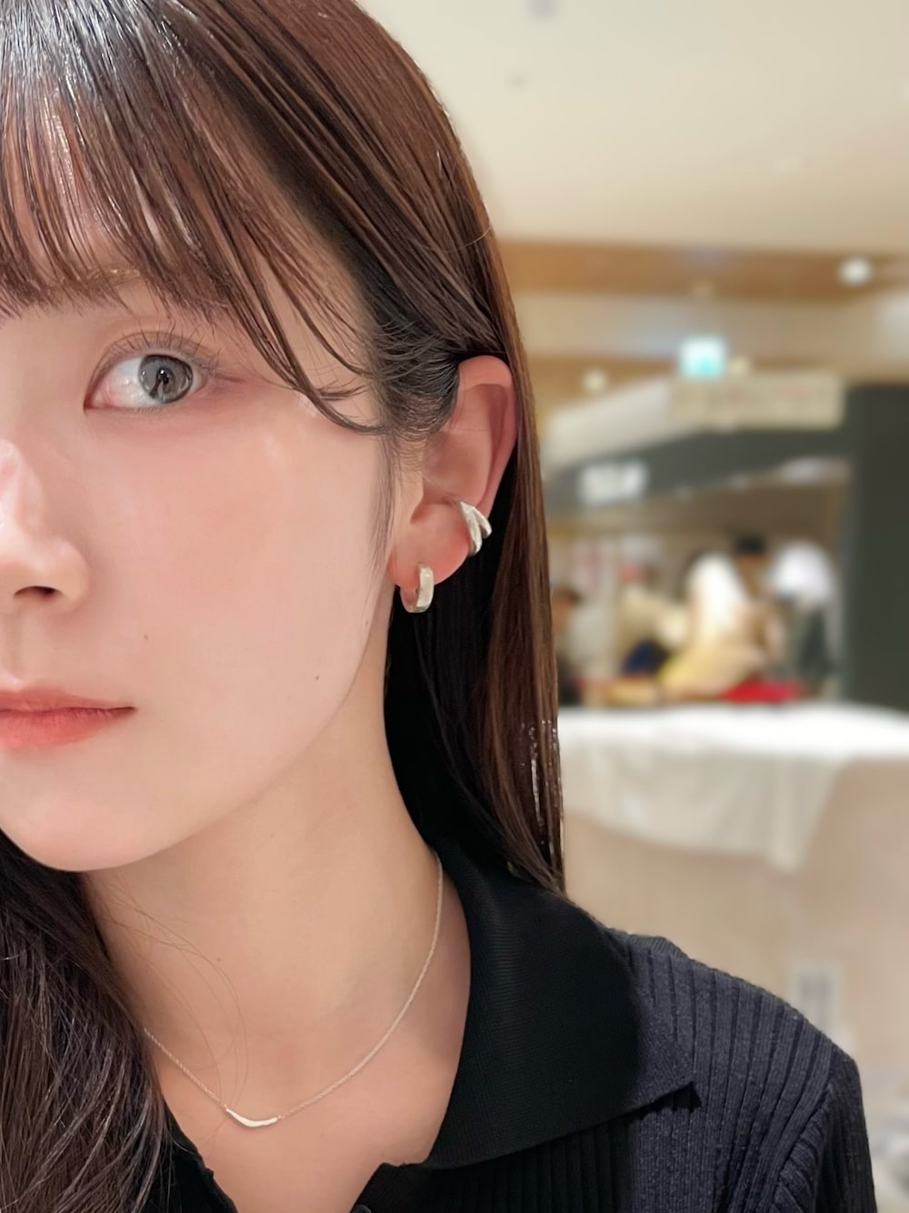 シルバー系のピアス（両耳用）、シルバー系のイヤーカフ、シルバー系のネックレスを着用したレディースの秋コーディネートの1枚目の写真