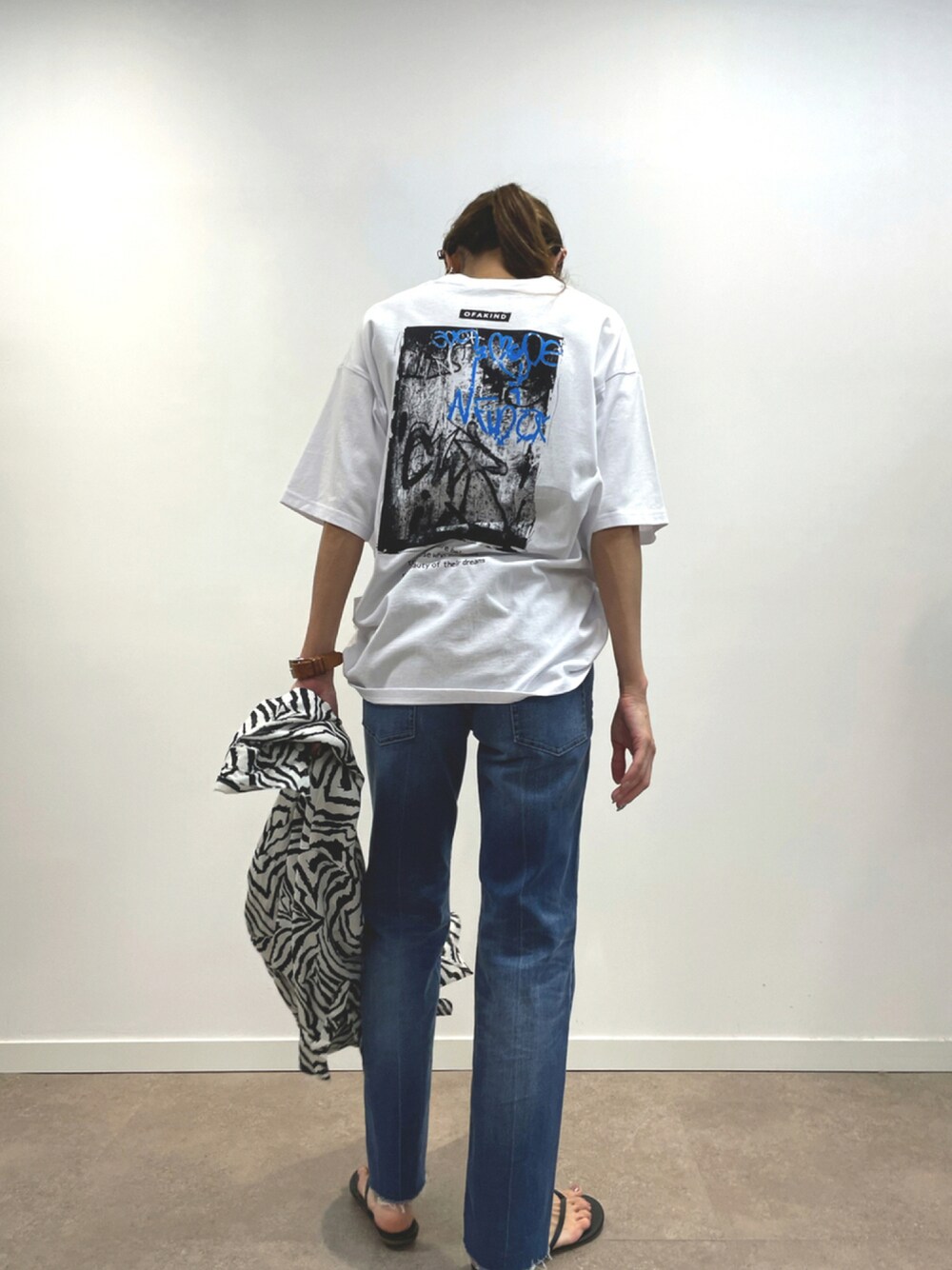 「シンプルコーデ、パンツスタイル、オトナカジュアル、デニム、休日コーデ、ゼブラ柄、ビッグシルエット、Tシャツ、サンダル」｜「OFAKINDのOFAKIND / ステップヘムデニムパンツ（デニムパンツ、ブルー系）」を使った、cocoさん（レディース・162cm）の夏コーディネートの1枚目の写真