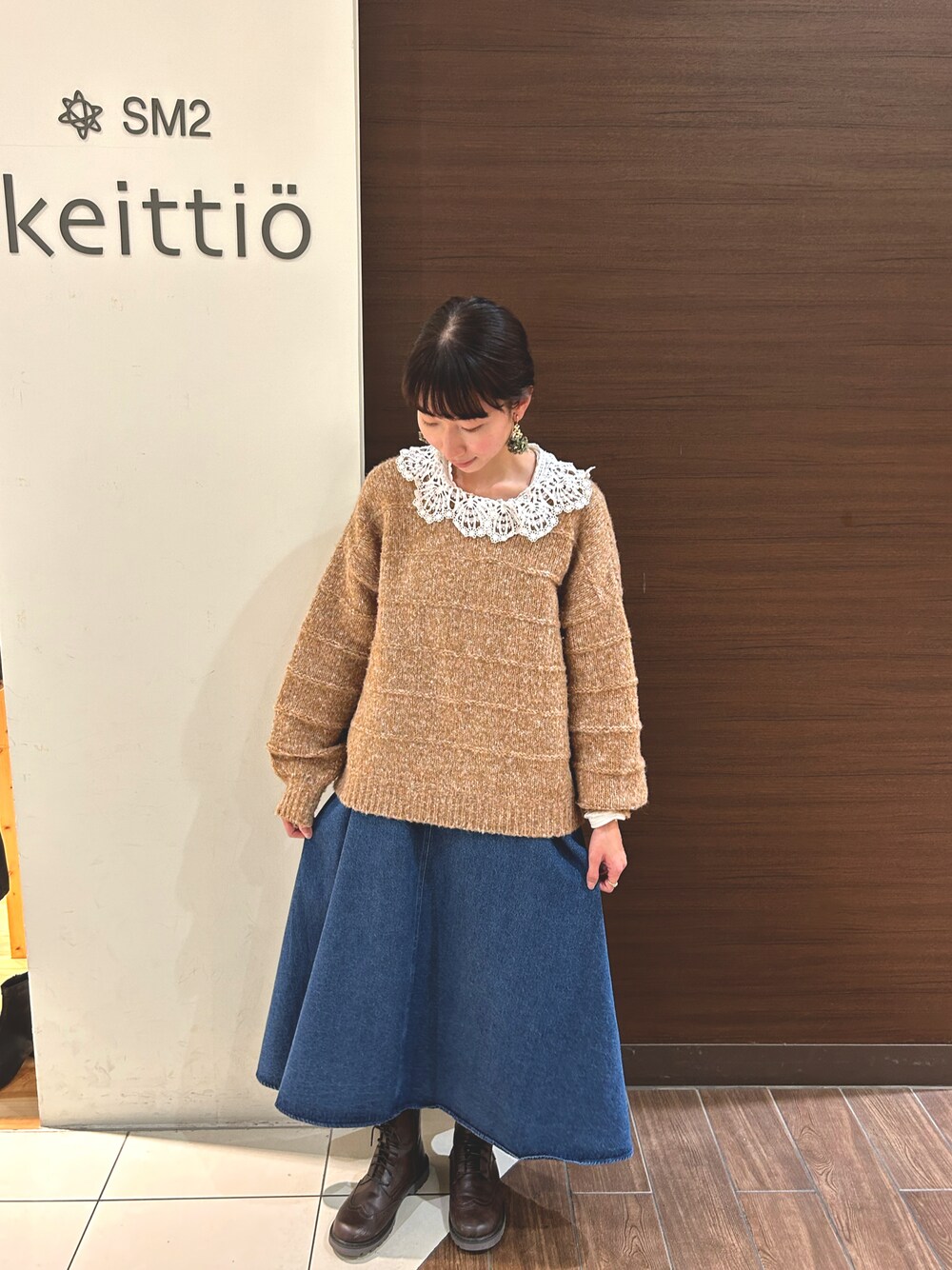 「Samansa Mos2、SM2、サマンサ モスモス(Samansa Mos2)、ニット、前後着、ブラウス、レース、ジャンパースカート、デニム、秋冬コーデ、カジュアルコーデ、おでかけコーデ、ゆるコーデ、冬服」｜「Samansa Mos2のパーツレース襟ブラウス（シャツ/ブラウス、ホワイト系）」を使った、Sa*さん（レディース・158cm）の秋コーディネートの1枚目の写真