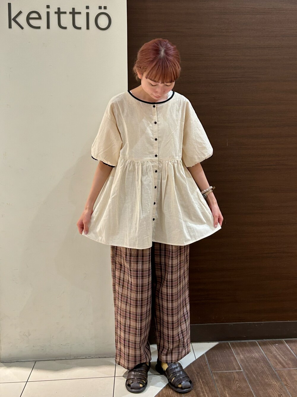 「夏コーデ、休日コーデ、大人カジュアル、ゆるコーデ、ラフコーデ、Samansa Mos2」｜「Samansa Mos2の前後着配色パイピングブラウス（シャツ/ブラウス、ホワイト系）」を使った、Sa*さん（レディース・158cm）の夏コーディネートの1枚目の写真