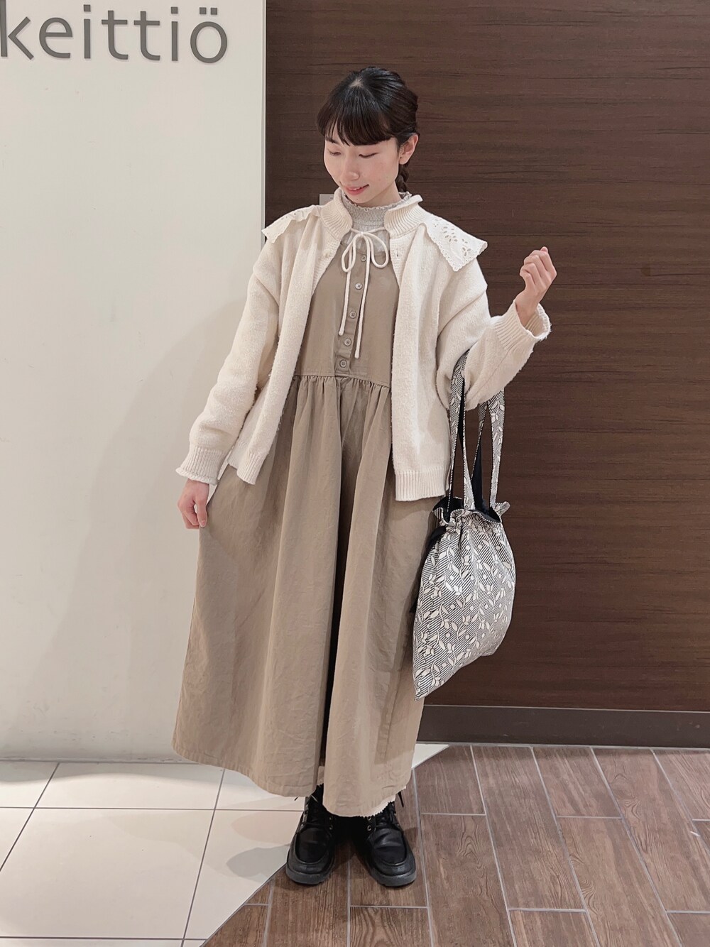 「Samansa Mos2、SM2、リラックススタイル、ニットコーデ、着回しコーデ、冬服、春服、ワンピース」｜「Samansa Mos2のレース貼り前後2WAYニット（ニット/セーター、ホワイト系）」を使った、Sa*さん（レディース・158cm）の冬コーディネートの1枚目の写真