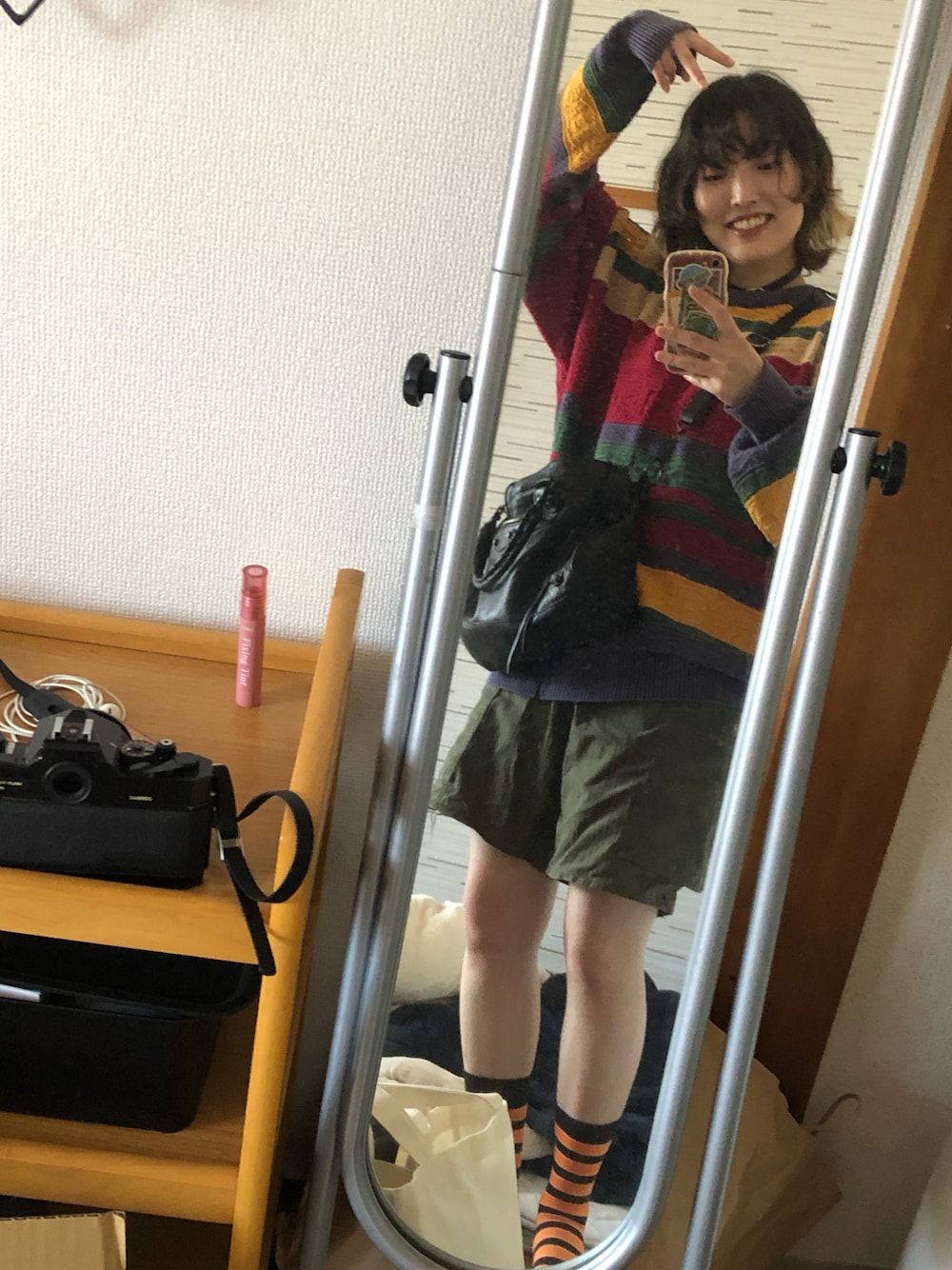 「ショートパンツ、ショーパン、靴下、UNIQLOMARNI、BALENCIAGA、パーマ、古着、ショルダーバック、だぼだぼ、ボーダー、ボーダートップス、ボーダーソックス」｜「BALENCIAGAのアイテム（ショルダーバッグ、ブラック系）」を使った、舌ぴちょんさん（レディース・167cm）の春コーディネートの1枚目の写真