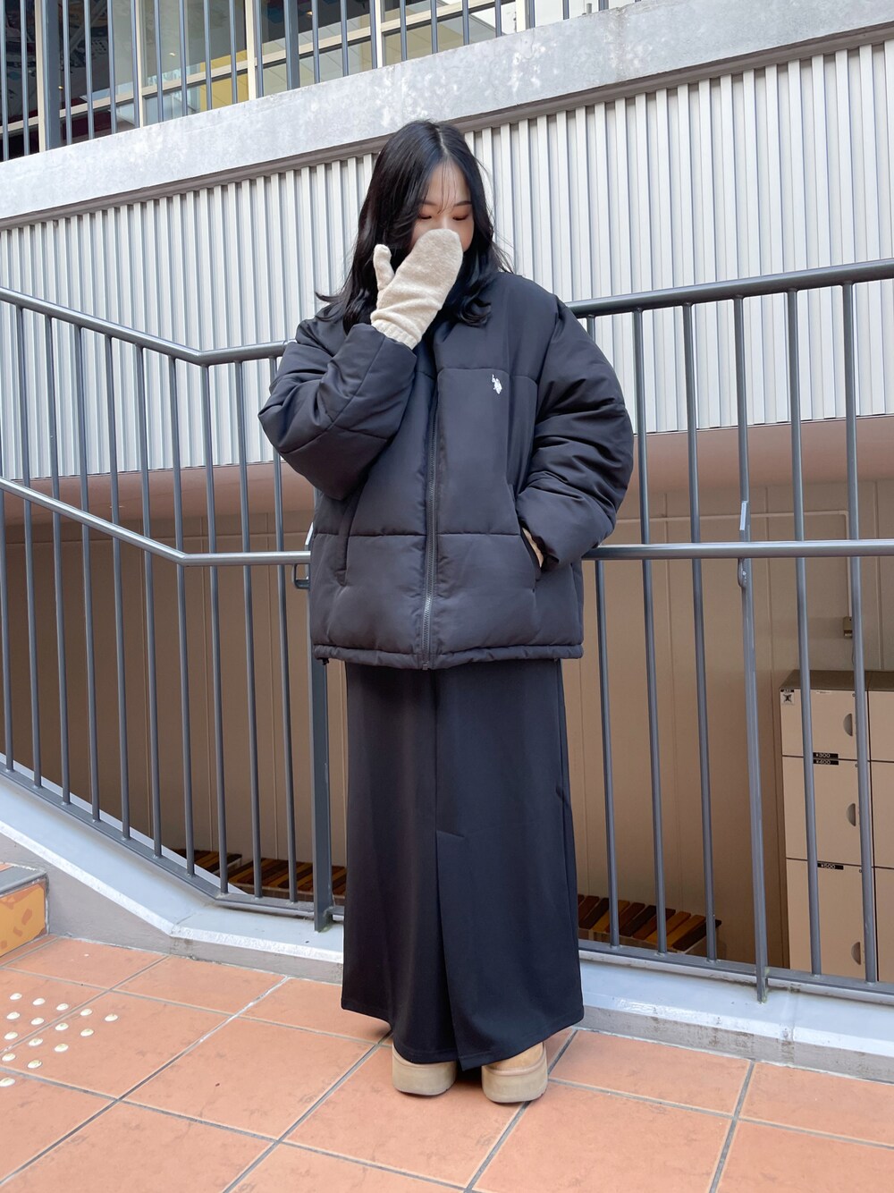 「休日スタイル、オトナカジュアル、冬アウター、大人コーデ、クリスマスコーデ、プチプラコーデ、クリスマスに着たい服、低身長コーデ、アウターコーデ、ムートンブーツ、ダウンジャケット、手袋、低身長、153cm、冬コーデ」｜「U.S. POLO ASSN.の∴WEGO/【23年秋冬新作】U.S.POLO ASSN.別注オーバーサイズエコダウンジャケット【WEB限定】（ダウンジャケット/コート、ブラック系）」を使った、Momoさん（レディース・153cm）の冬コーディネートの1枚目の写真
