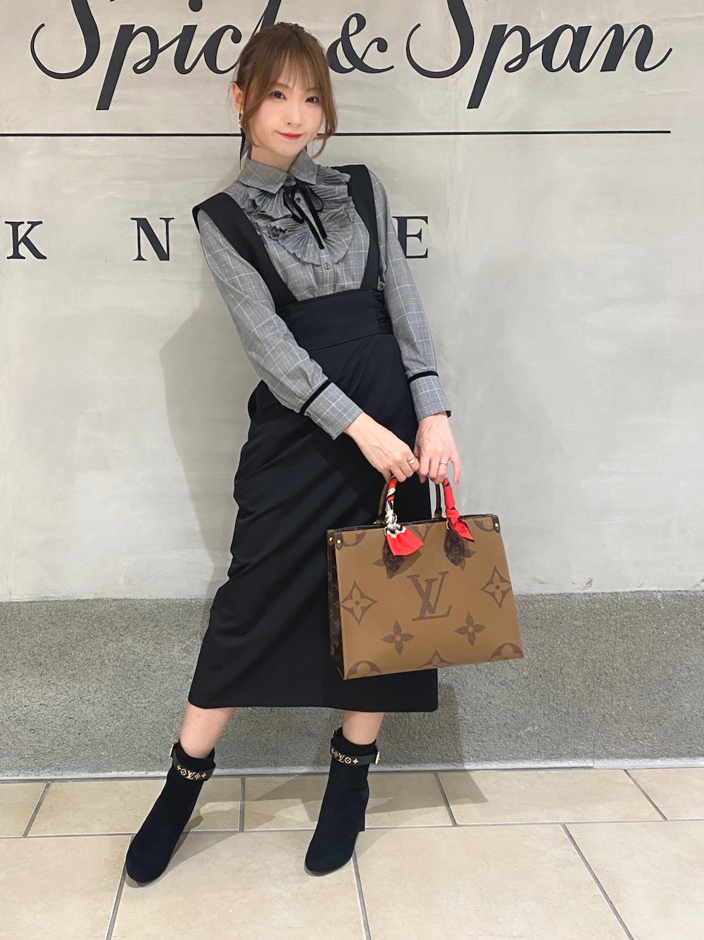 「モノトーンコーデ、クラシック、ブラウス、秋のコーデ、ブーツ、ハイウエスト、LouisVuitton、ジルスチュアート、秋」｜「JILL STUARTの◆ビッキーブラウス（シャツ/ブラウス、ブラック系）」を使った、tamaさん（レディース・161cm）の秋コーディネートの1枚目の写真