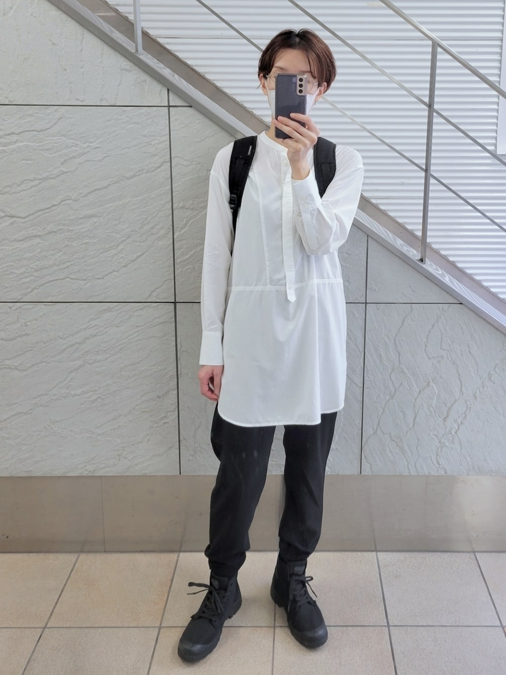 ホワイト系のシャツ/ブラウス、ブラック系のレインシューズ、ブラック系のバックパック/リュックを着用したレディースの夏コーディネートの1枚目の写真