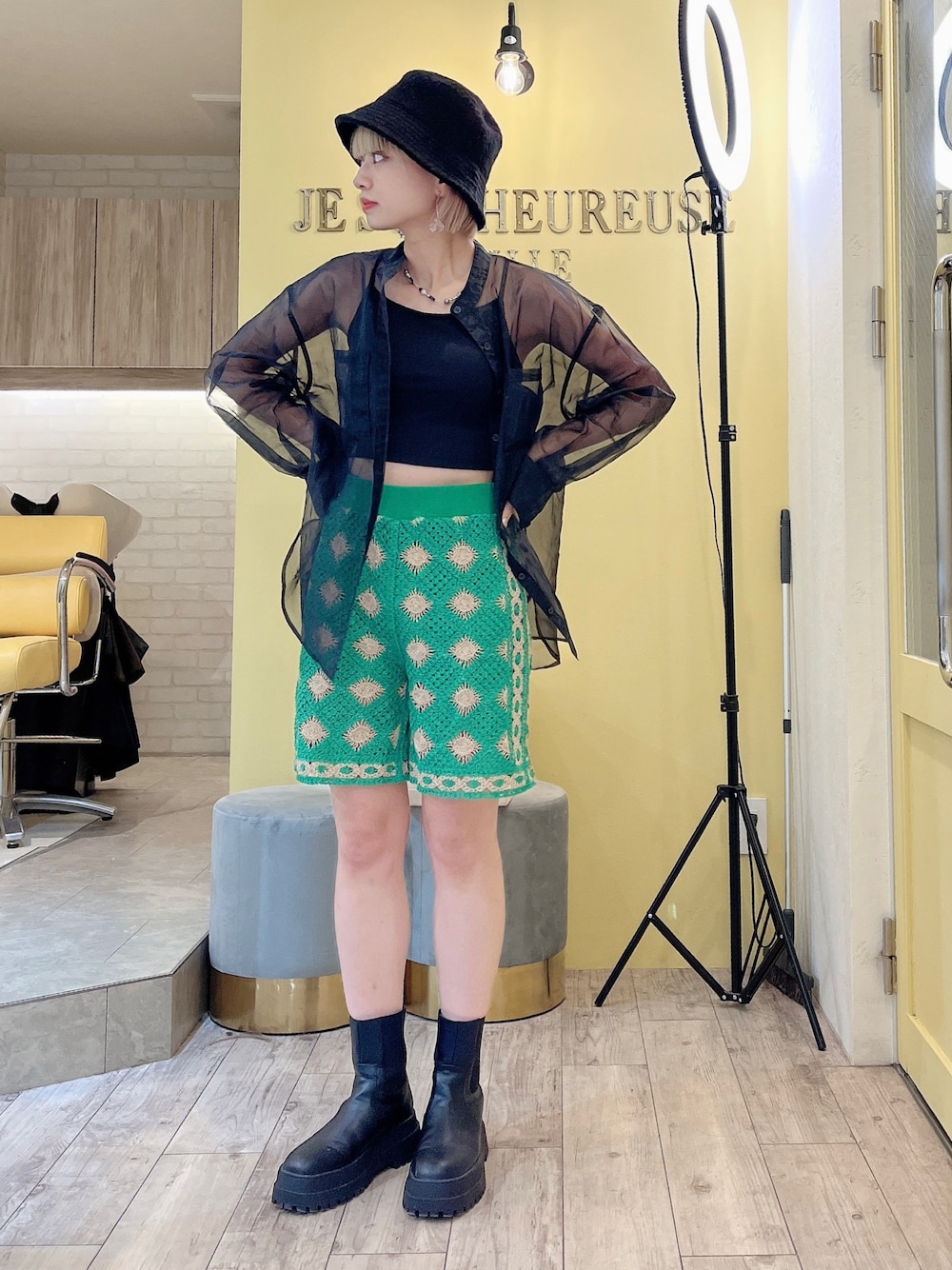 「大人カジュアル、春服コーデ、シンプルコーデ、休日コーデ、今日のコーデ、プチプラ、ボリューム袖、おでかけコーデ、ブーツ」｜「JEANASISのパネルガラニットショートパンツ/294761（その他パンツ、グリーン系）」を使った、Otsuguさん（レディース・158cm）の春コーディネートの1枚目の写真