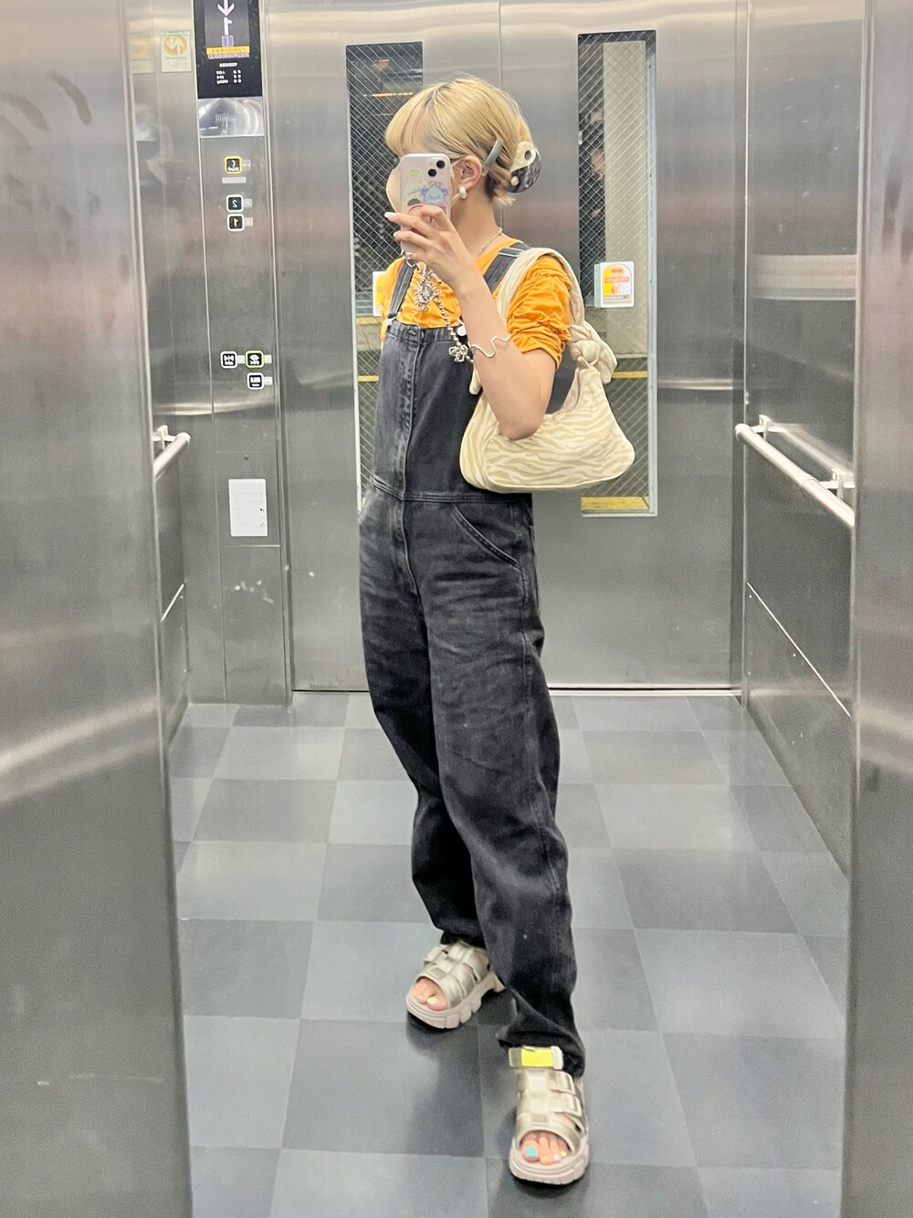 「大人カジュアル、春服コーデ、休日コーデ、シンプルコーデ、プチプラ、春コーデ、スニーカー、カジュアルコーデ」｜「MOUSSYのRANDOM SHIRRING トップス（Tシャツ/カットソー、オレンジ系）」を使った、Otsuguさん（レディース・158cm）の春コーディネートの1枚目の写真
