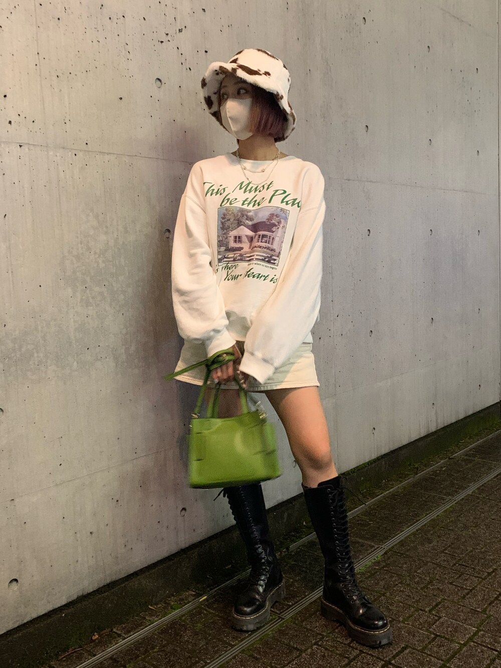 「春服みてみて、カジュアルコーデ、春服、シンプルコーデ、パンツスタイル、オーバーサイズ、プチプラ、ドクターマーチン、バケットハット」｜「MOUSSYのHOUSE PICTURE プルオーバー（スウェット、ホワイト系）」を使った、Otsuguさん（レディース・159cm）の春コーディネートの1枚目の写真