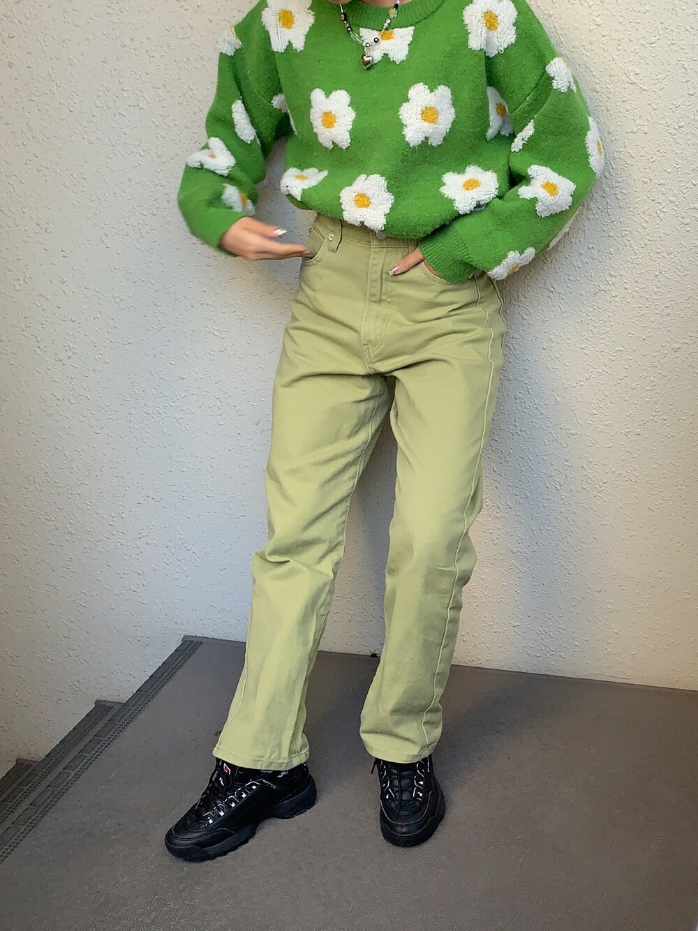 「春服みてみて、カジュアルコーデ、春服、ootd、春色、パンツスタイル、プチプラ」｜「me+em selectの花柄マーガレットデザインニット（ニット/セーター、グリーン系）」を使った、Otsuguさん（レディース・159cm）の春コーディネートの1枚目の写真
