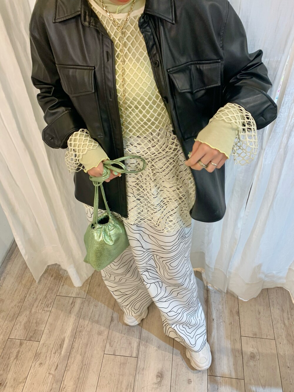 「春服みてみて、カジュアルコーデ、春服、パンツスタイル、スニーカー、レイヤードスタイル、レザージャケット」｜「ZARAのアイテム（ショルダーバッグ、グリーン系）」を使った、Otsuguさん（レディース・159cm）の春コーディネートの1枚目の写真