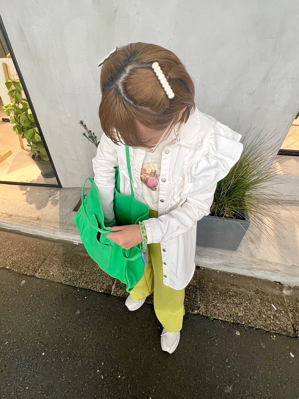 「お出かけコーデ、ラクチンコーデ、カラーコーデ、着回しコーデ、スニーカーコーデ、ootd、淡色コーデ、グリーン、プリントT、休日コーデ、レイヤードスタイル」｜「MOUSSYのFLOWERS PICTURE Tシャツ（Tシャツ/カットソー、ホワイト系）」を使った、Otsuguさん（レディース・159cm）の春コーディネートの1枚目の写真