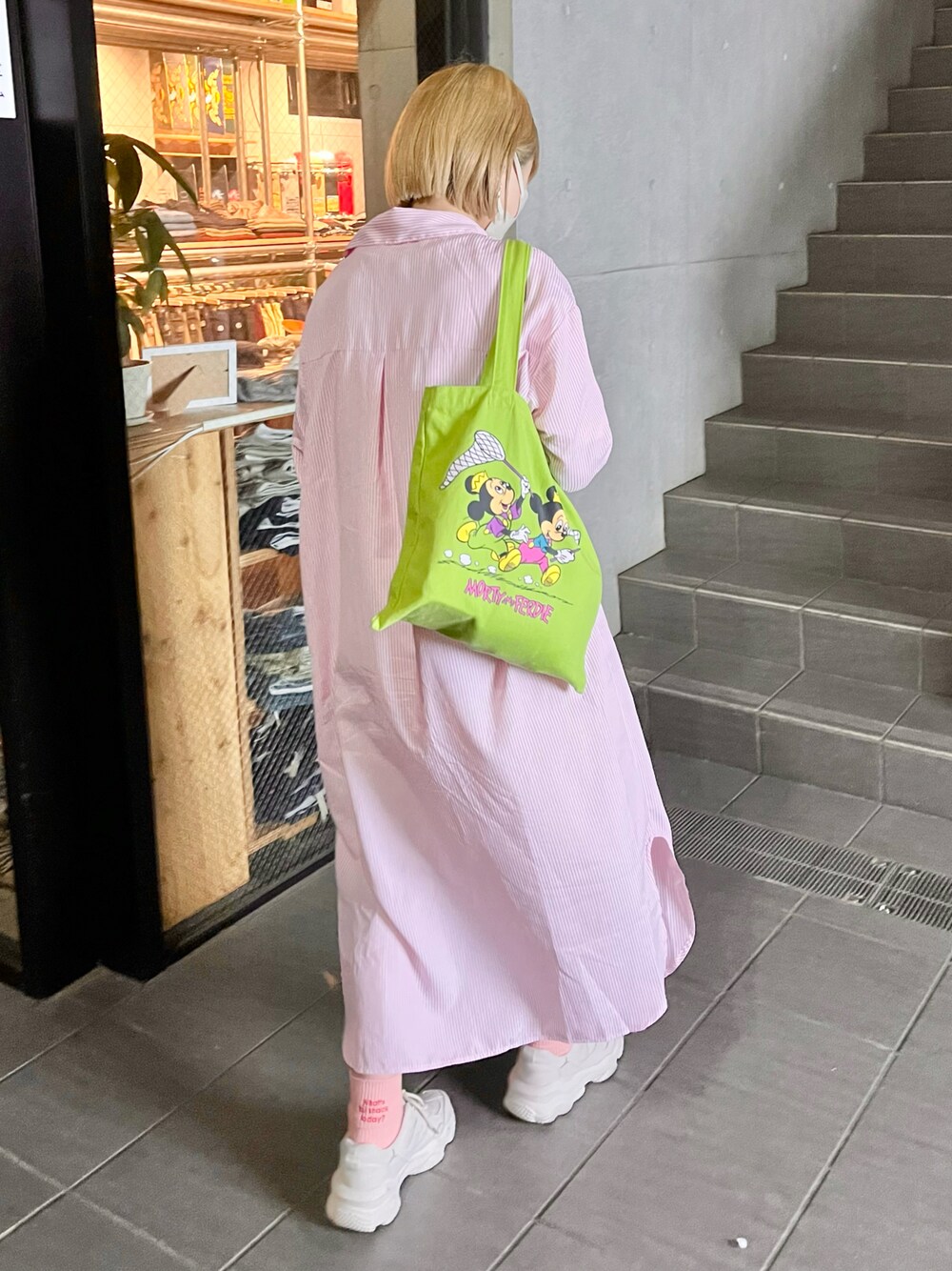 「お出かけコーデ、ラクチンコーデ、リラックススタイル、カラーコーデ、スニーカーコーデ、ootd、休日コーデ、ロングシャツ、ピンク、着回しコーデ」｜「NOSTALGICAの【 Disney NOSTALGICA 】アニメーション カラートート A Type（トートバッグ、グリーン系）」を使った、Otsuguさん（レディース・159cm）の春コーディネートの1枚目の写真