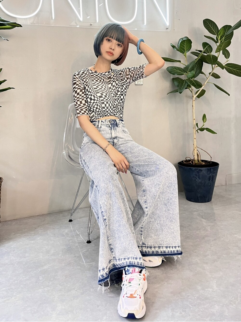 「大人カジュアル、春服コーデ、シンプルコーデ、休日コーデ、春コーデ、スニーカー、デニム」｜「JEANASISのアイテム（トップス、ブラック系）」を使った、Otsuguさん（レディース・158cm）の春コーディネートの1枚目の写真