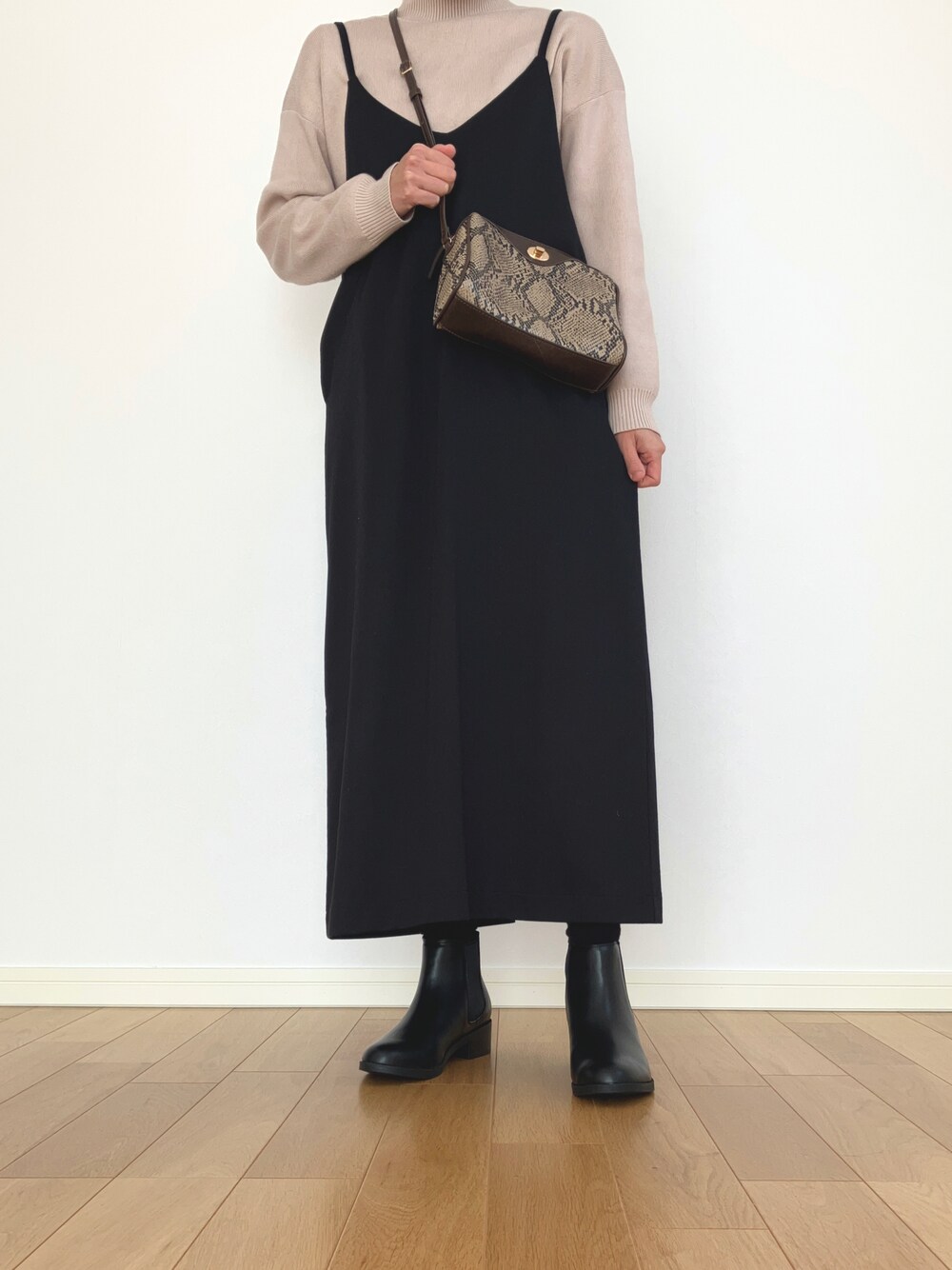 「シンプル、オトナカジュアル、ママファッション、低身長女子、プチプラ、ワンピース、冬コーデ、プチプラコーデ、ナチュラル、オトナ女子、30代コーデ、ショートブーツ」｜「andmeのアイテム（ワンピース、ブラック系）」を使った、みれさん（レディース・155cm）の春コーディネートの1枚目の写真