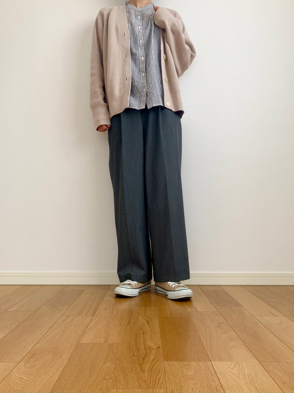 「春コーデ、パンツスタイル、ゆるコーデ、シンプルコーデ、カジュアル、プチプラコーデ、今日のコーデ、春服コーデ、低身長コーデ、大人かわいい、オトナカジュアル、シンプル、ユニクロ、UNIQLO、#低身長女子」｜「UNIQLOのアイテム（スラックス、グレー系）」を使った、みれさん（レディース・155cm）の春コーディネートの1枚目の写真