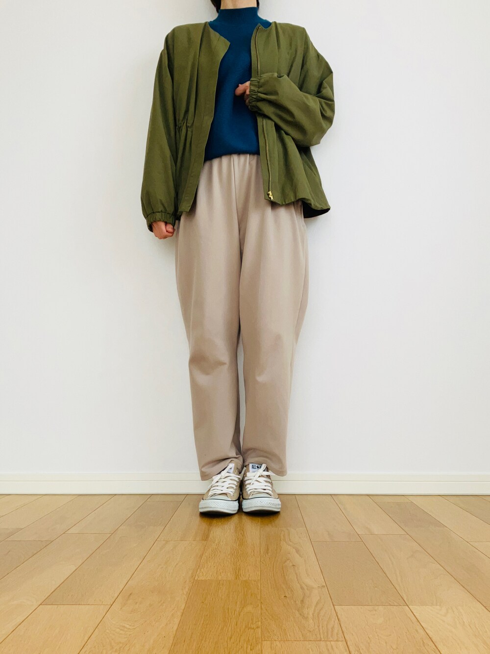 「休日コーデ、大人女子、ラクチンコーデ、シンプル、カジュアルコーデ、着回しコーデ、スニーカー、パンツコーデ、休日スタイル、低身長、ママコーデ、プチプラ、30代コーデ、大人カジュアル、カーキアウター」｜「しまむらのアイテム（スウェットパンツ、ベージュ系）」を使った、みれさん（レディース・155cm）の春コーディネートの1枚目の写真