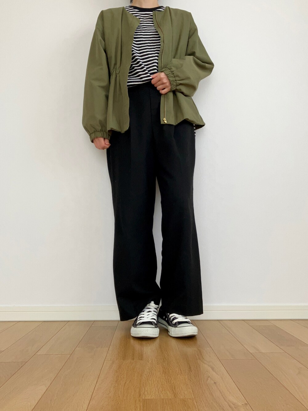 「オトナ女子、オトナカジュアル、春服、きれいめカジュアル、スニーカーコーデ、ゆるコーデ、低身長女子、低身長コーデ、着回しコーデ、コンバース」｜「ikkaのアイテム（ブルゾン、グリーン系）」を使った、みれさん（レディース・155cm）の春コーディネートの1枚目の写真